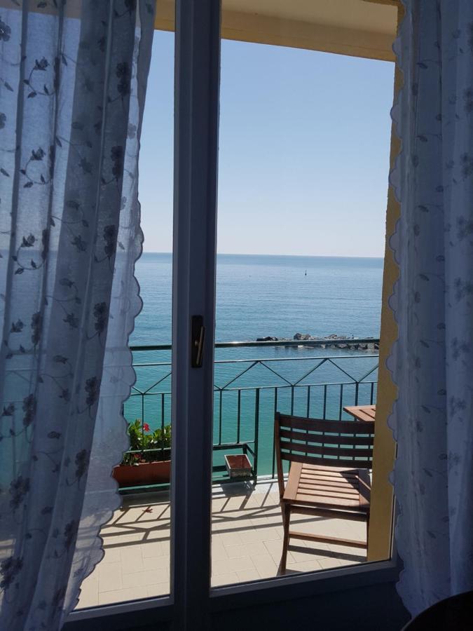 Bea'S Apartment - The Window To The Sea - Seafront مونتيروسّو ال ماري المظهر الخارجي الصورة